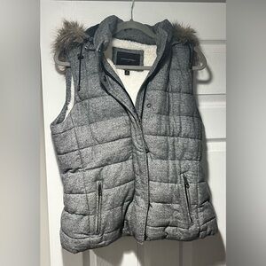 Banana Republic vest. Faux fur lined, detachable hood, medium